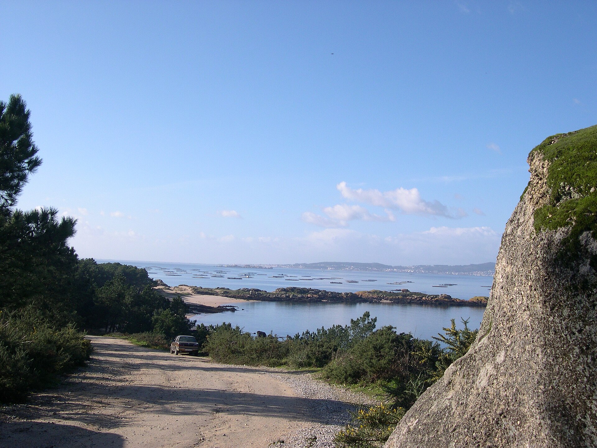 La costa de las Rías Baixas en Galicia, salpicada de islas bajas