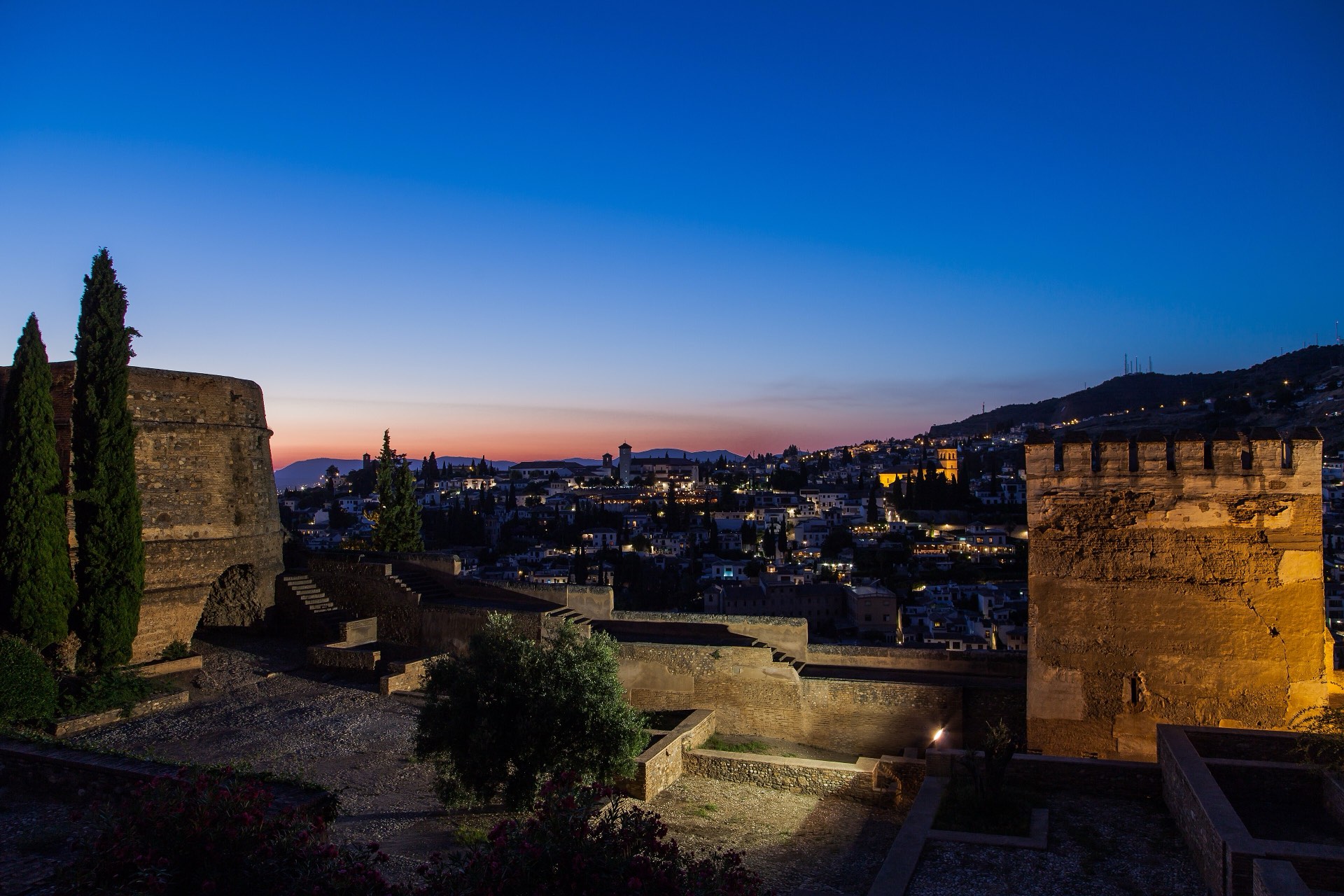 La Alhambra sobre Granada al anochecer